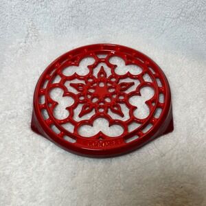 Le Creuset Deluxe Round Trivet Cerise Red Enameled Cast Iron French Filigree 9in